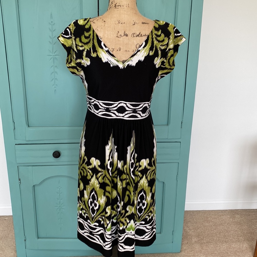 Sandra Darren Green/Black/White Printed Dress. Great condition. Size 12P - Picture 3 of 6